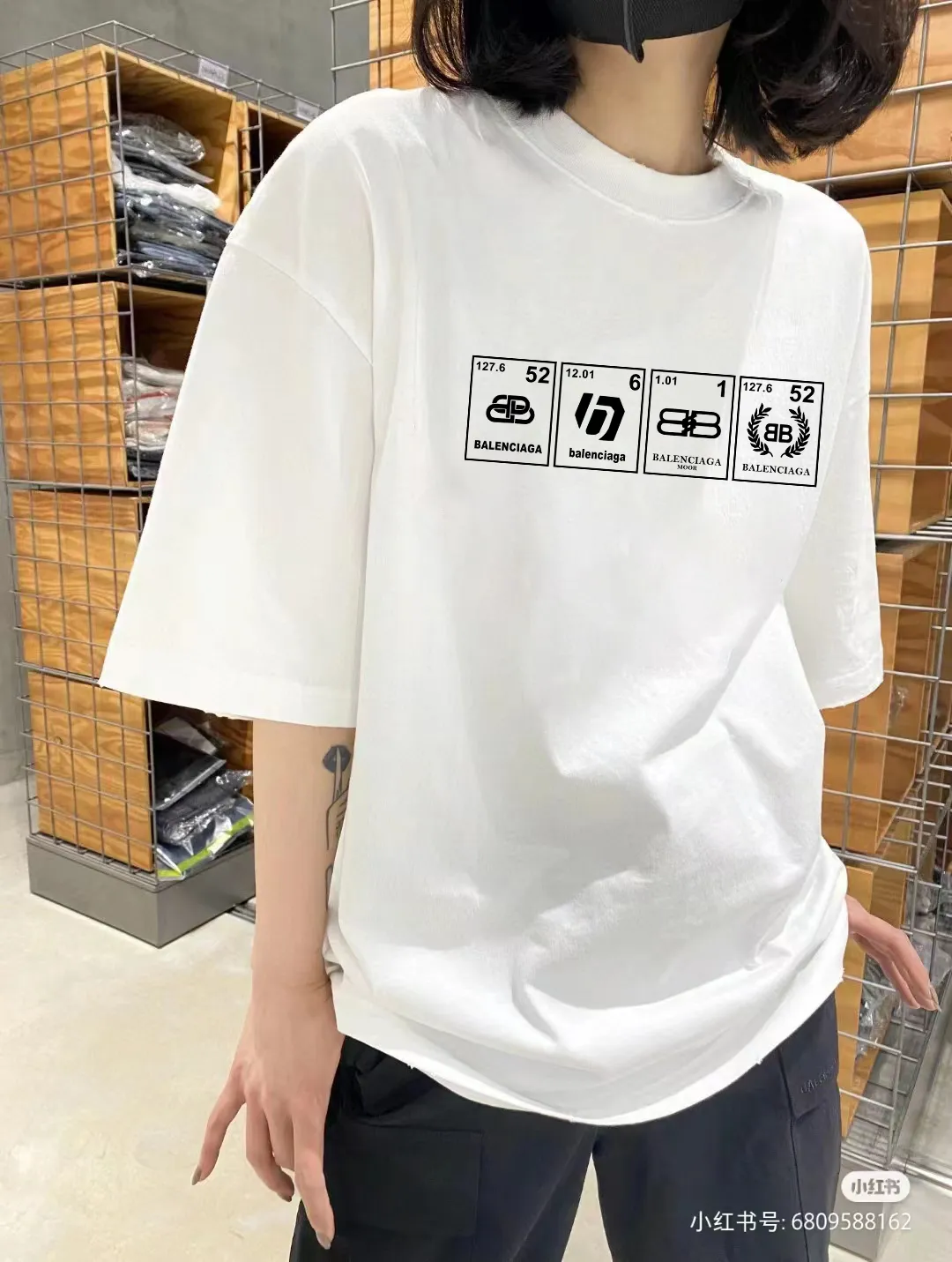 P80✨🔥 BALENCIAGA Paris lettering printed short-sleeved T-shirt. Custom-woven and dyed 300 grams of combed cotton heavyweight fabric. Zero color difference in threads. Perfect details. Different from the current currency version. Welcome to compare. Same Style for men and women. Must-sell in the picture above. Color: White Black Size: 1 2 3 4